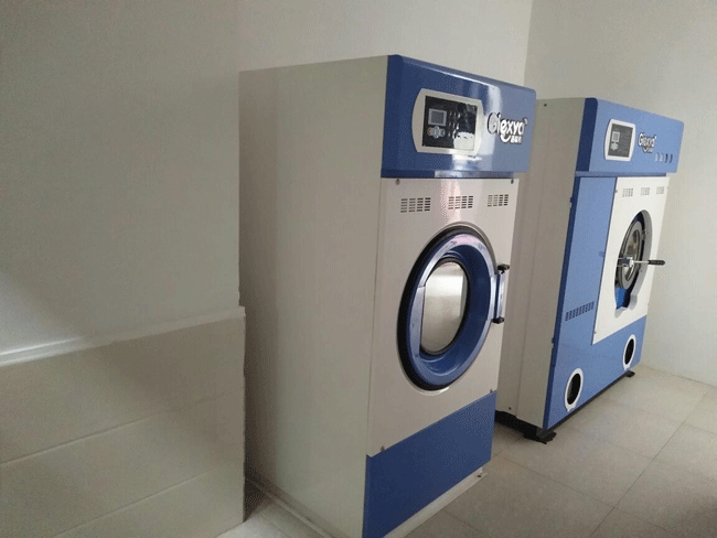 蔣女士潔希亞干洗店店內(nèi)的<a href='http://linboer.cn/shebei/'>干洗設(shè)備</a>