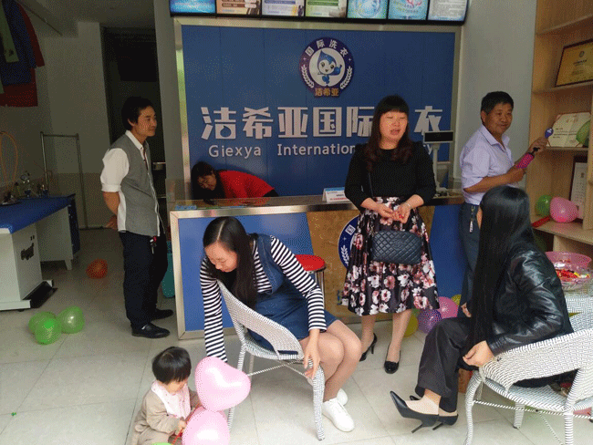 蔣女士親朋好友，以及客戶